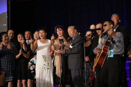 美国华人大会举办颁奖晚宴，各地华人上台齐唱歌。（美国《世界日报》罗晓媛／摄影）