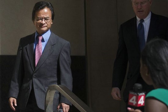 詹姆斯·梁星期五认罪之后,走出底特律联邦法庭。(美国中文网援引美联社)
