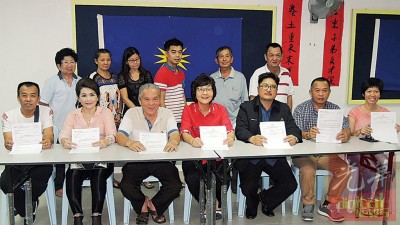 各村长接获批准信后合照,左起殷家辉、陈丽铭、连木存、陈清凉、关显业、林喜铿、王秋萍等人合照。(马来西亚《光华日报》)