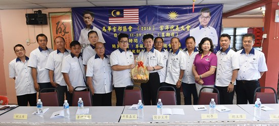 黄祚信（左七）在马华雪邦区会领袖的陪同下，颁发纪念品给代表大会开幕人李志亮（右七）。（马来西亚《星洲日报》）
