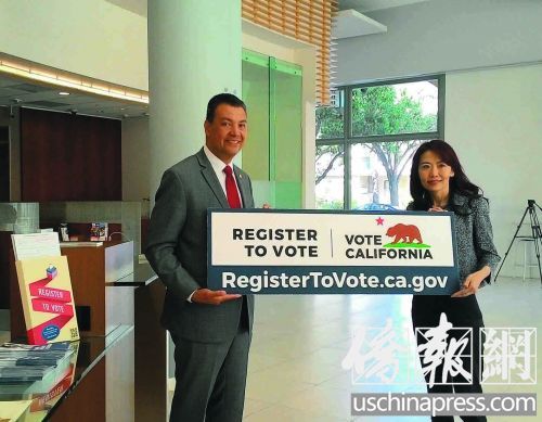州务卿帕迪拉(左)和华美银行副总裁王国兰(右)宣传登记成为选民的网站。(美国《侨报》/翁羽