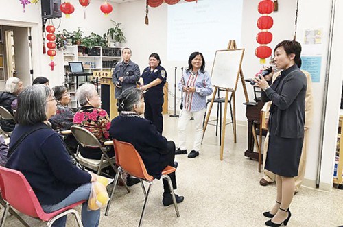 旧金山市长办公室的郑艺娴(右一)代表李孟贤出席治安讲座.(美国《世界日报》/李秀兰