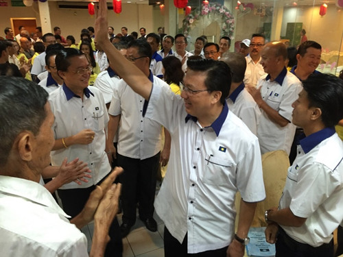 廖中莱（前右二）抵达会场时向党员们挥手致意。（马来西亚《星洲日报》）
