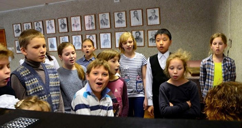 在音乐学校的合唱课上（照片由王彼得提供）