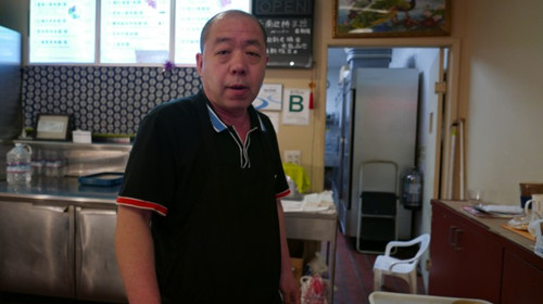 苑先生抱怨小本餐馆生意难做,卫生局的检查更让其雪上加霜。(美国《世界日报》/李雪