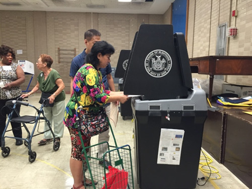 女士在双文学校投票站投出了人生首张选票。（美国《世界日报》/金春香