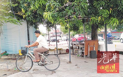 椰水档在档主被扣押后也仓促关闭。(马来西亚《光华日报》)