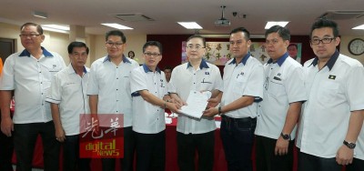 黄荣胜(右3起)由魏家祥见证,移交入党表格及成立新支会的表格予许金汉,左起为江春财、颜永贵、林万锋、黄峋龙及黄勇刚。(马来西亚《光华日报》)
