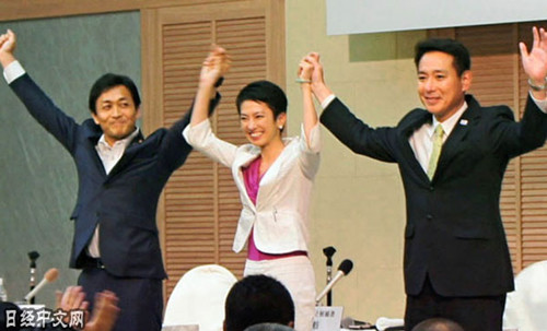 9月8日，辩论会结束后的玉木、莲舫和前原（左起）。（日经中文网资料图）