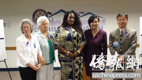 赵美心(右二)、纳波利塔诺(左二)和家暴受害者鲍丽特(Paulette,中)一起合影。(美国《侨报》/高睿