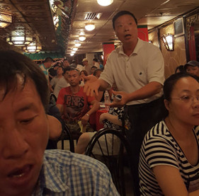 8月在费城华埠醉仙楼酒家召开的大费城华人餐馆协会会员大会上，一位外卖餐馆业主向出席的FBI和费城市警方控诉针对华人餐馆的入室抢劫的行为，希望警方加大力度破案。(美国《世界日报》/潘涵