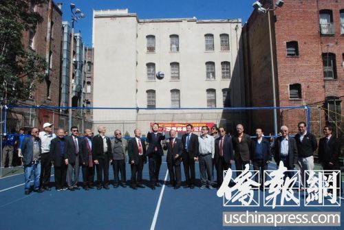 旧金山总领馆副总领事查立友为十一国庆排球赛开球。(美国《侨报》/吴卓明