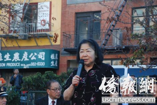 白兰参加日前一次社区会议上发言。(美国《侨报》/吴卓明