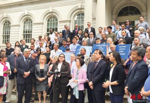 图为9月6日，一百多人在纽约市政厅前举行集会，支持凌德丽法官