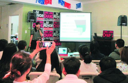 义工们学习如何扫街拜票。(美国《侨报》)