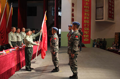 西宁联勤保障中心政委高汛向第二十批赴刚果(金)国际维和医疗分队授旗