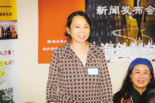 马蕾(左)在话剧《海外剩女》的编排中。