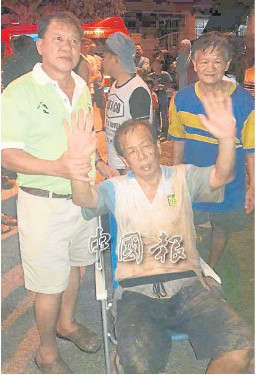 廖安金（左2起）与黄宗霖被救出后身体虚弱，不过精神状况良好。（图片来源：马来西亚《中国报》）