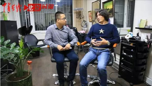 中国青年报·中青在线驻俄罗斯记者张健（左）采访在莫斯科的华人理发师何中涛（右）。