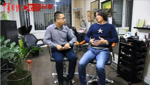 中国青年报·中青在线驻俄罗斯记者张健(左)采访在莫斯科的华人理发师何中涛(右)。