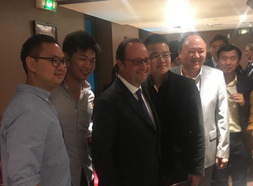 奥朗德与“华二代”座谈后合影。(法国《欧洲时报》