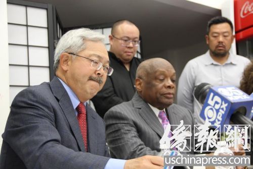 发布会上，市长李孟贤和前市长布朗一脸凝重。（美国《侨报》/任子晟