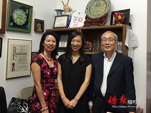 刘林剑虹(左)19日陪同牛毓琳(中)访问中华公所，受到公所主席萧贵源(右)的热情接待。
