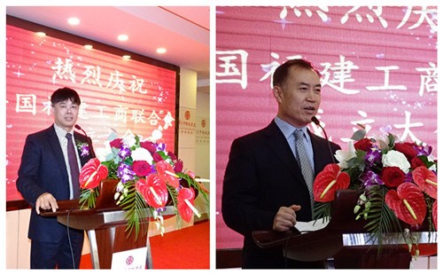 石忠胜（左）宣布法国福建工商联合会正式成立。李成元秘书（右）代表中国驻法使馆领事部向协会成立表示热烈祝贺。（法国《欧洲时报》/孔帆