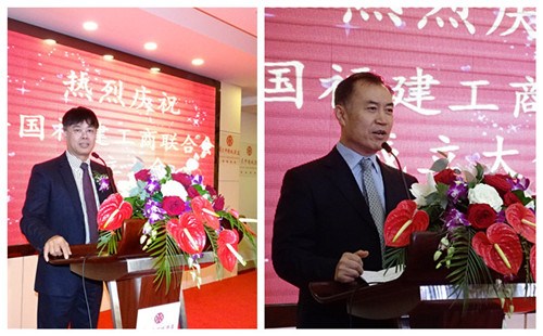 石忠胜(左)宣布法国福建工商联合会正式成立。李成元秘书(右)代表中国驻法使馆领事部向协会成立表示热烈祝贺。(法国《欧洲时报》/孔帆