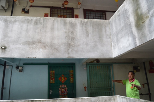 颜美桦以往住在2楼,陈玉惠住在3楼,楼上和楼下相差一个单位。新邦安拔乡委会成员黄国富陪同记者造访死伤者的家属住处。(马来西亚《星洲日报》)