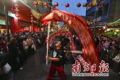 墨西哥城唐人街，人们舞龙庆祝春节。