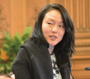 与白兰感情深厚的市议员金贞妍含泪忆述白兰生前往事,并宣布将提案将中央地铁华埠车站以白兰命名。(美国《世界日报》/李秀兰