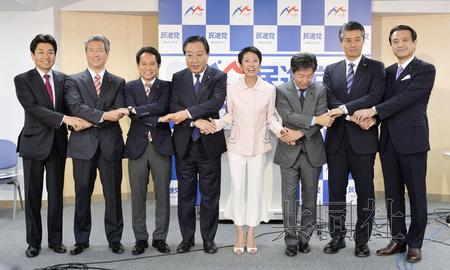 9月21日,由党首莲舫率领的日本民进党新领导班子正式启动。图为当天下午新领导班子在东京永田町的党总部合影留念。中央靠右为莲舫,靠左为干事长野田佳彦。(日本共同社)