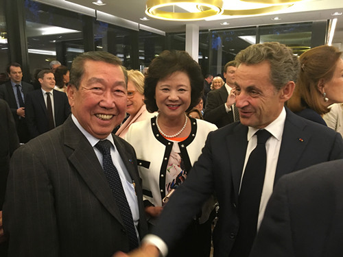 9月20日晚,法亚共和联盟永远名誉会长何福基(左)、会长钱美蓉(中)等十余位华裔人士参加论坛,对萨科奇竞选活动表示支持。(法国《欧洲时报》/刘建