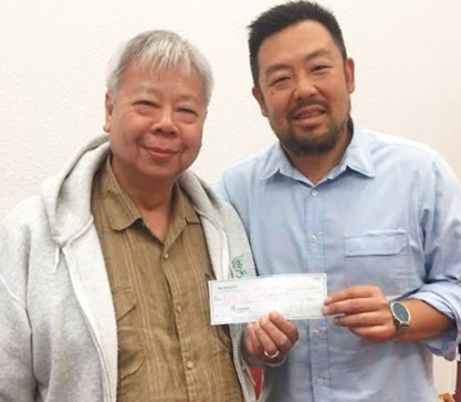 侨领林文锦(左)是白兰小区基金的首位捐款人。右为协助成立基金的杨重贤。(美国《世界日报》)