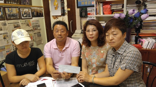 美国亚裔妇女联合会送赠郑太太一张2000元的支票,左起郑太太、陈善庄、美国亚裔妇女联合会执行主席郑丽琼和财务总监曾丹锦。(美国《世界日报》/王靖雯