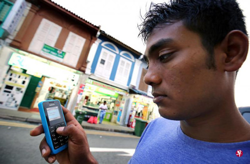 26岁的孟加拉籍船厂工程师侯赛因目前还在使用这台2G手机。他担心一旦2G服务终止后，自己没钱买新手机，无法联系在家乡的亲人。（新加坡《联合早报》/萧紫薇