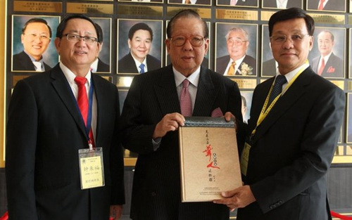 方天兴(右)赠送书册予杨忠礼;左是锺来福。