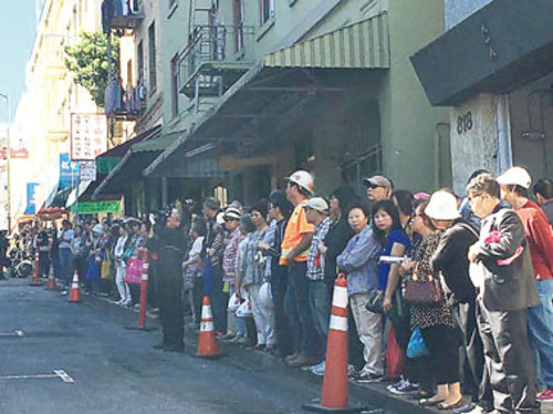 旧金山华埠居民商家夹道向小区领袖白兰道别。(美国《世界日报》/李秀兰