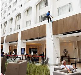 华盛顿市区一五星级酒店内，一位员工悬空，正在进行清洁作业。（美国《星岛日报》）