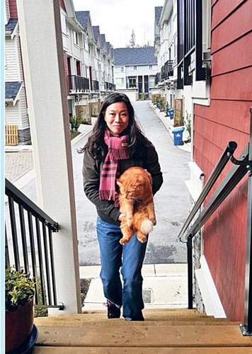 廖小姐抱着猫儿“煎饼”。她与邻居共同照顾该猫已一年，声称是申请领养的最佳人选。（加拿大《星岛日报》）