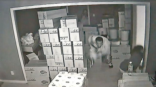 福建籍女子持枪击退三名劫匪的视频,在华裔小区广泛传播,也在许多中餐馆业者中引起购枪防身的热潮。(美国《星岛日报》)