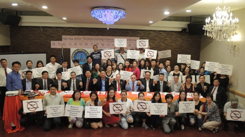 出席者手牵手,高举“言论自由不等同暴力自由”的示威口号,一同对抗鼓吹针对华人的犯罪行为。(美国《世界日报》/王靖雯