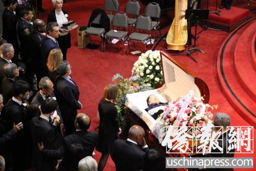 家属亲友见到白兰的最后一面,无不痛哭流涕。(侨报记者任子晟摄)