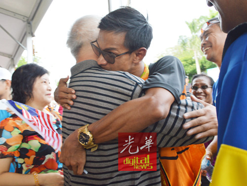 里祖安紧紧拥抱蔡衡运，表示真心感谢他当年的鼓励。（马来西亚《光华日报》）
