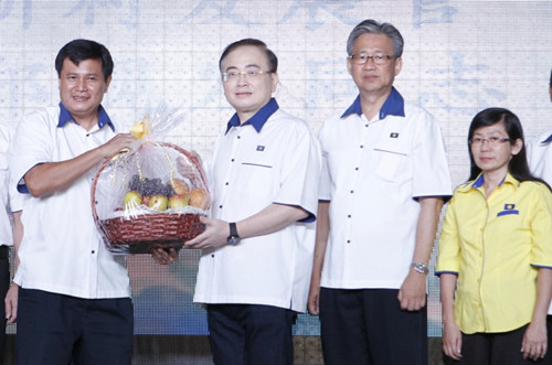魏家祥(左二)为马华沙登区会代表大会开幕后获区会主席廖润强(左一)颁发纪念品。(马来西亚《星洲日报》)