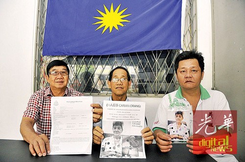 失智老妇洪亚碧失踪，儿子黄子群（右）登门向马华峇眼区会求助。（马来西亚《光华日报》）