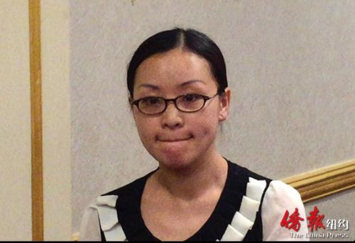 图为坚强面对外界的郑权遗孀石娜娜。(美国《侨报》/崔国萁