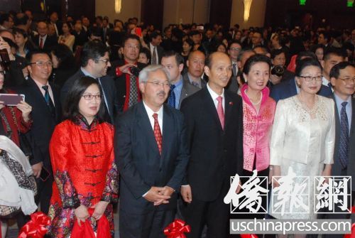 旧金山总领事罗林泉伉俪(前右3、2)和旧金山市长李孟贤伉俪(前左2、1),及各界来宾,共同祝贺中华人民共和国成立67周年。(美国《侨报》/吴卓明