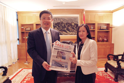中国驻希腊大使邹肖力与笔者梁曼瑜。（希腊《中希时报》资料图）